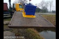 Betonplaat plaatsen met vrachtwagen met betonplaten zuignap