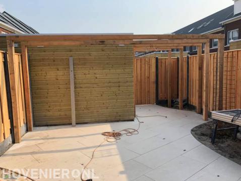 Tuinaanleg met sierbestrating en houten pergola