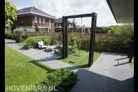 Robuuste pergola met schommel in moderne tuin
