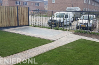 Aanleggen tuin met bestrating, graszoden en hekwerk met klimop