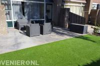 Achtertuin met terras en kunstgras