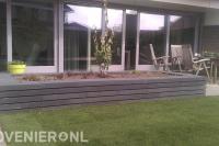 Plantenbak van stapelblokken en nieuw gazon van graszoden