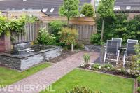 Achtertuin en verhoogde vijver