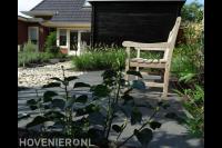 Achtertuin met grote stenen en kiezels