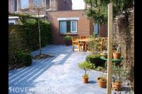 Bestrating van achtertuin met betontegels