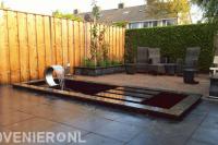 Vijver met waterornament