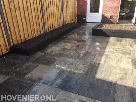 Tuinaanleg met hout beton schutting, sierbestrating en plantenbakken