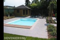 Tuinhuis, bestrating en vlonder bij zwembad