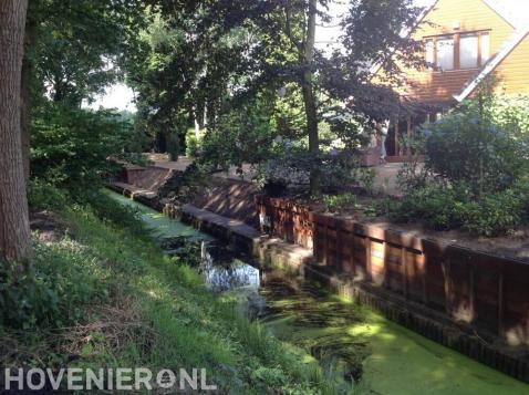 Beschoeiing en trap bij tuin langs waterkant 1