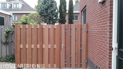 Hardhouten schutting met tuinpoort