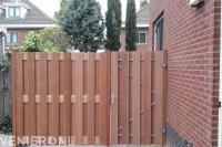 Hardhouten schutting met tuinpoort