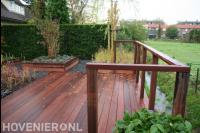 Hardhouten vlonder en houten bloembakken