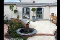 Kleine vijver met waterornament