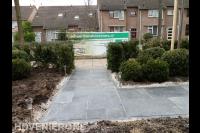 Voortuin met looppad van antraciet tuintegels