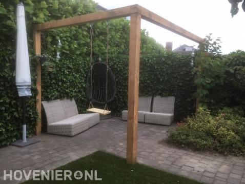 Houten pergola met schommel