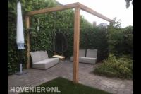 Houten pergola met schommel