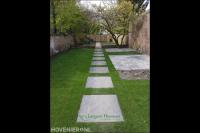 Grote stenen omgeven door grasmatten