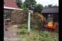 Oude schutting verwijderen met minigraver