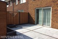 Achtertuin bestraten met natuursteen tegels