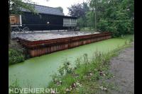 Houten beschoeiing langs sloot