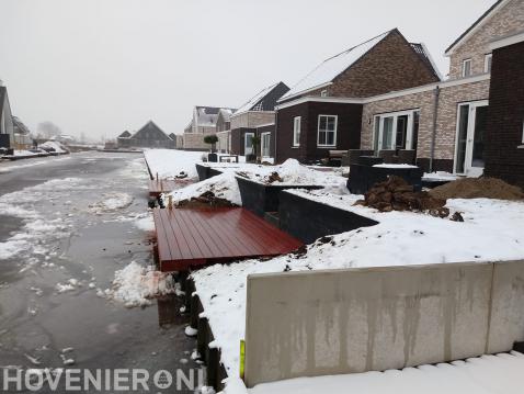 Hardhouten vlonder bij het water