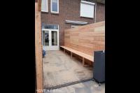 Houten schutting met bankje