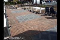 Terras van keramische tegels en gebakken klinkers in waalformaat