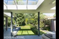 Moderne tuin met strakke lijnen en veel groen 1