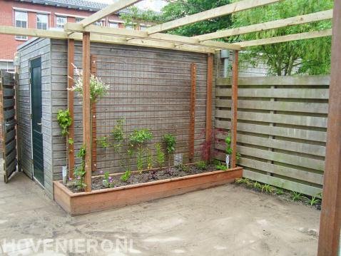 Houten pergola en bloembak