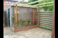 Houten pergola en bloembak