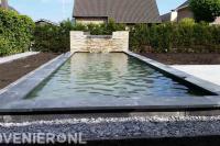Strakke vijver met watermuur