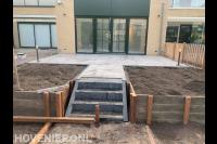 Tuinaanleg met houten beschoeiing, trappetje en terras