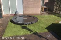 Graszoden leggen en trampoline plaatsen