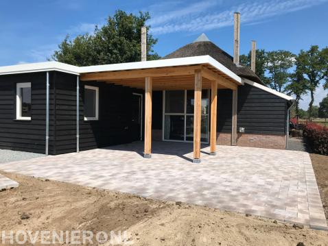 Houten overkapping en nieuwe bestrating bij woning