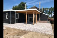 Houten overkapping en nieuwe bestrating bij woning