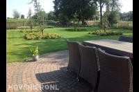 Landelijke tuin met groot gazon