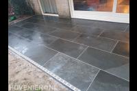 Terras met natuursteen tegels