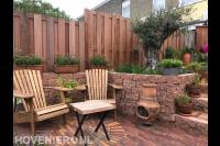 Tuin met terras van klinkers en olijfboom