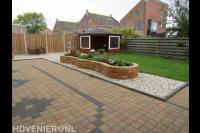 Achtertuin aanleggen met bestrating, grind, gazon en plantenbakken 2