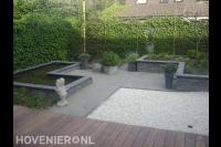 Onderhoudsarme tuin met bestrating, grind, vlonder en vijver