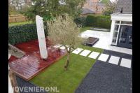 Moderne tuin met hardhouten vlonder, split en witte siertegels 1