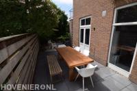 Patiotuin met terras en tuinmeubels