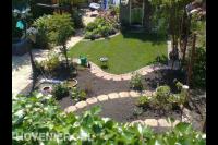 Tuin met verhoogde borders en gazon