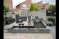 Vijver met watermuur en bestrating van koppelstones