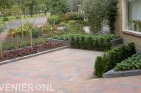Onderhoudsarme voortuin met bestrating van gekleurde betonklinkers