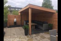 Houten overkapping met loungeset