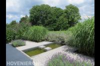 Strakke tuin met vijver en grind