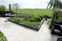Tuinaanleg met bestrating, vlonder, pergola en grote groene border