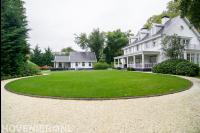 Groot gazon omgeven door grindpad