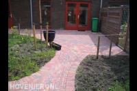 Nieuwe bestrating van gekleurde klinkers